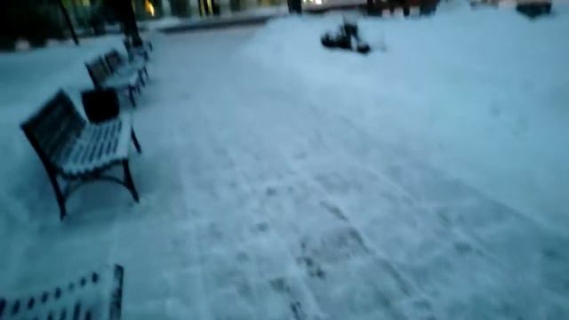 Москва. Южный вход ВДНХ, Полузаброшенные пока павильоны.