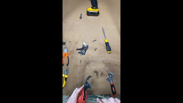 How to replace a Blade on a Campagnola Pneumatic Pruning.
