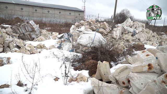 Гадят там, где живут. Ночью привозят бытовые и ядовитые отходы. Экорейд на месте свалки в Серпухове