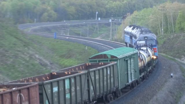 Грузовой поезд проходит "петлю" на перегоне Вольск 2 -Клены