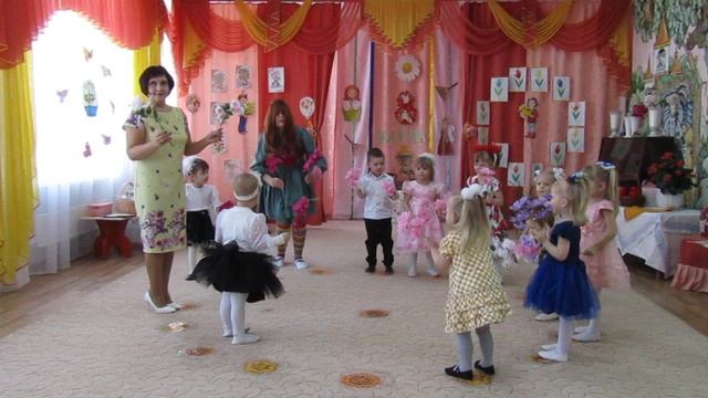 Танец с цветами младшая группа
