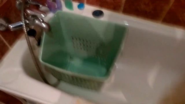 Негр набирает воду в коробку для своей африканской семьи