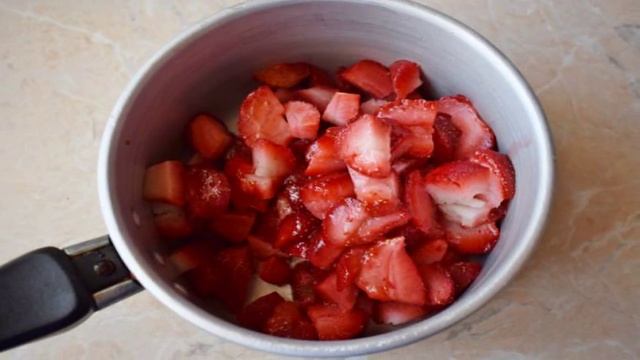 Сладкий творог с клубничной начинкой