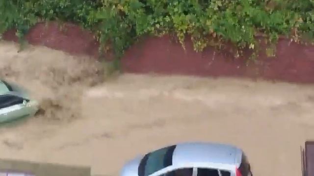 В Сочи одна из улиц превратилась в бурлящий поток, смывающий автомобили 04.08.2018