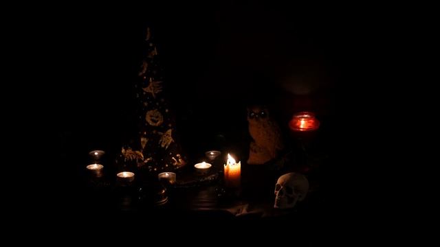 Звуки костра и средневековой музыки.