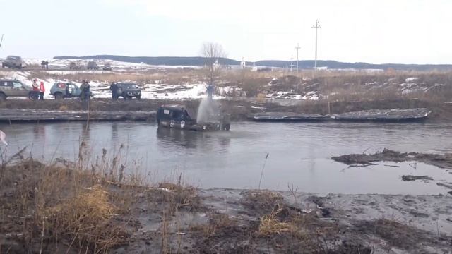 УАЗ встал на берегу