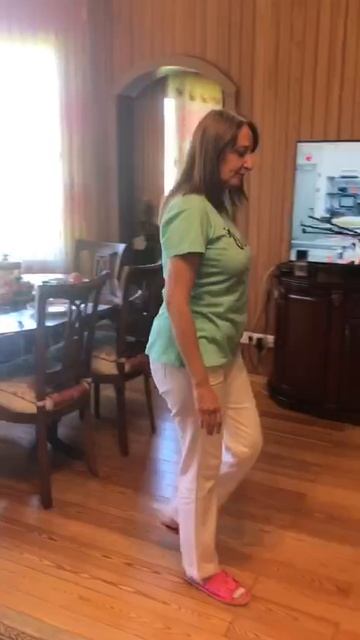 Я иду от стола.