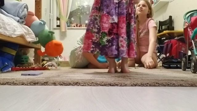 приехали  в гости к девчонкам/челлендж рисуем на спине/играем за крытыми  глазами в жмурки!4 0 2 23