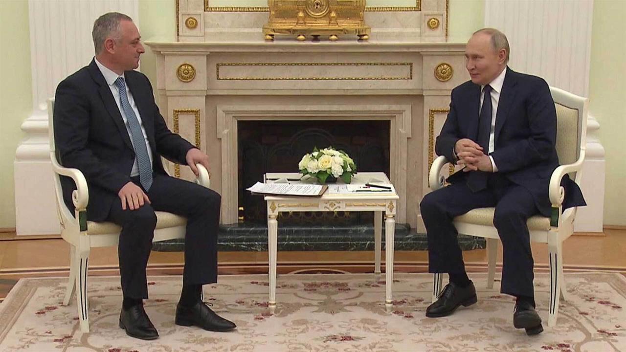 Владимир Путин провел встречу с избранным президентом Абхазии Бадрой Гунбой