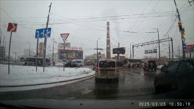 Чайники на дорогах. Для чего выезжать за стоп-линию под камеру??? Водятлы легко расстаются со своими