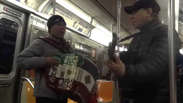 Бродячие Мексиканские музыканты в сабвее Нью-Йорка