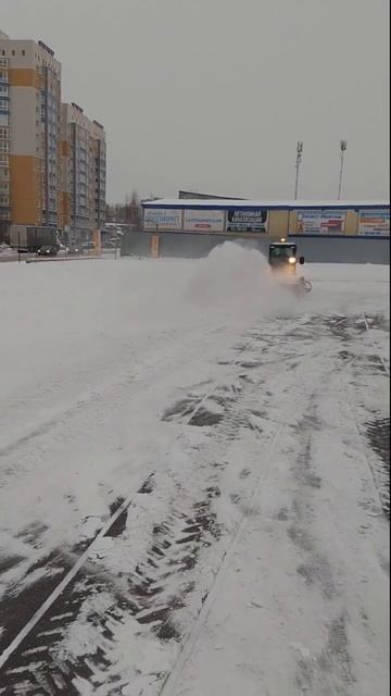 JSB-ка чистит площадь от снега