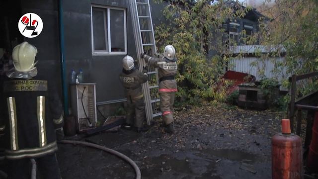 В Цыганском посёлке избушка без крыши осталась
