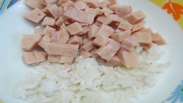 Салат с рисом ветчиной и овощами