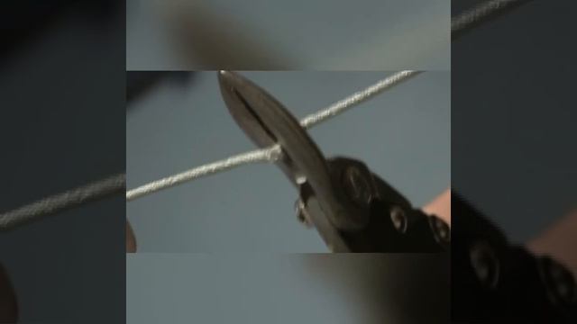 Как хранить садовую тачку на стене.