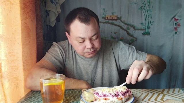 Мукбанг:селëдка под шубой, картофель, чай с🍋
