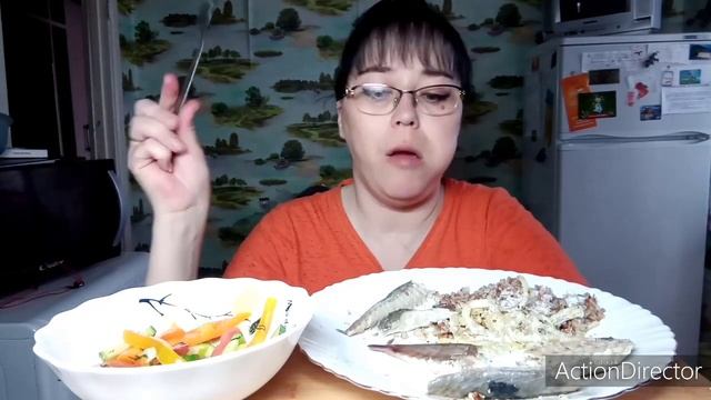 Мукбанг | Запечённая скумбрия с лучком и салатик