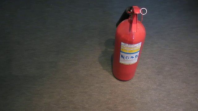 Fooling around on a gray floor. Part 7: Extinguisher / Огнетушитель