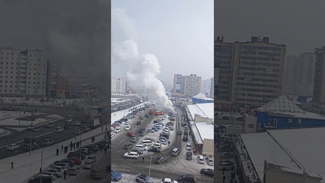 Загорелись машины на парковке гиппермаркета Аллея на Некрасова в Абакане. 6 марта 2025