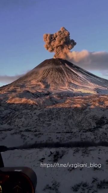 Карымская сопка на Камчатке🌋🤯https://t.me/vzgliani_blog #travel #видео #volcano #shorts #nature