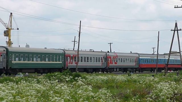 Тепловоз ТЭП70 с пассажирским поездом