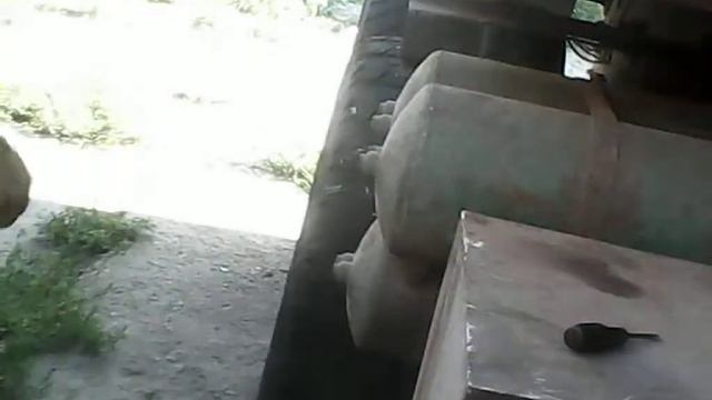 робота на КамАЗе отсоединяем шланг подкачки воздужа в камаз