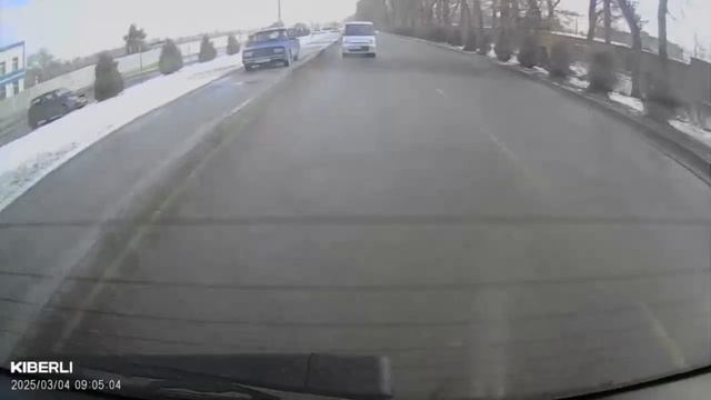 Наглый водитель едет на Тихорецкой по тротуару.