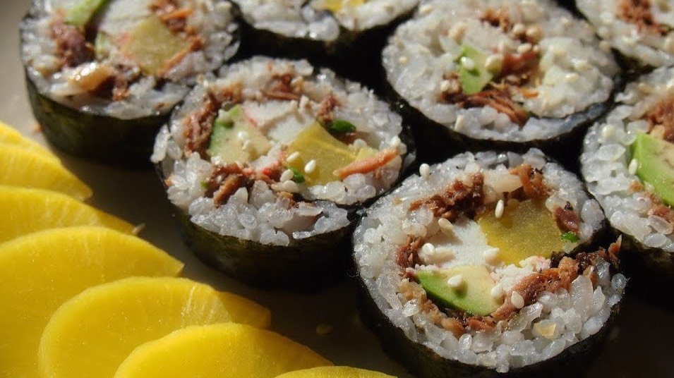 Традиционная корейская кухня: Чамчи кимбап (참치 김밥) или кимбап с тунцом. 2 вариант