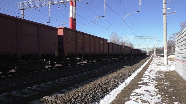 Электровоз ВЛ11М-309 (ТЧЭ-1) с грузовым поездом.