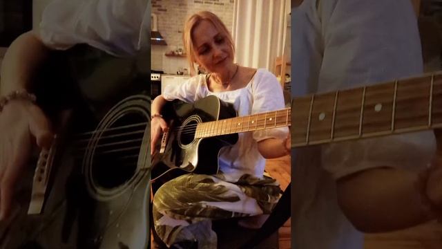 Девушка поёт как соловей