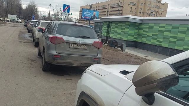 Укладка на газоне второго тротуара считается острой необходимостью___а у Метро для тысяч человек нет