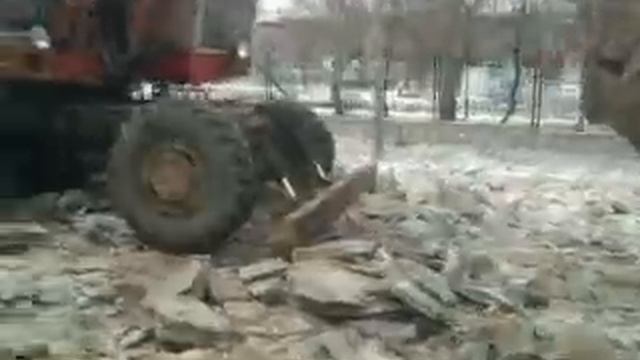 Оригинальная борьба с наледью на дороге