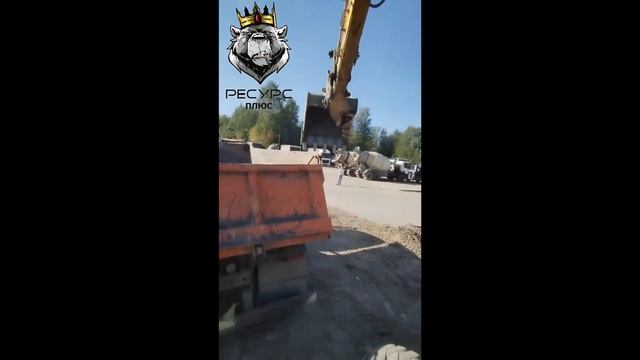 Вид работы экскаватора из кабины оператора #shorts