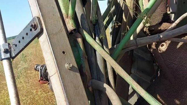 Сломал опрыскиватель напополам.