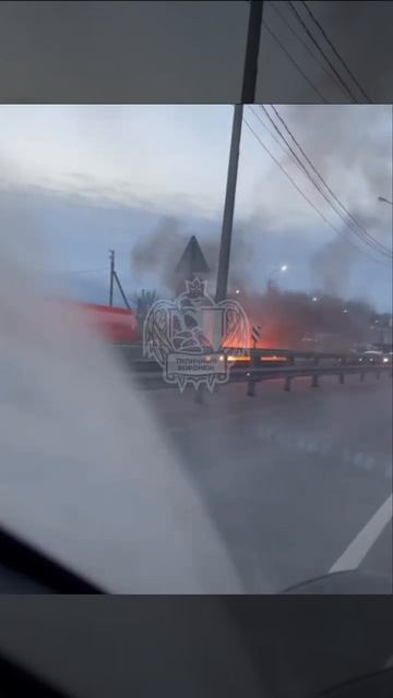 СГОРЕЛ НА ТРАССЕ: автомобиль загорелся на трассе при въезде в Отрадное Новоусманского района.