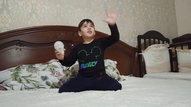 Включает лампочку Энергией из Воздуха