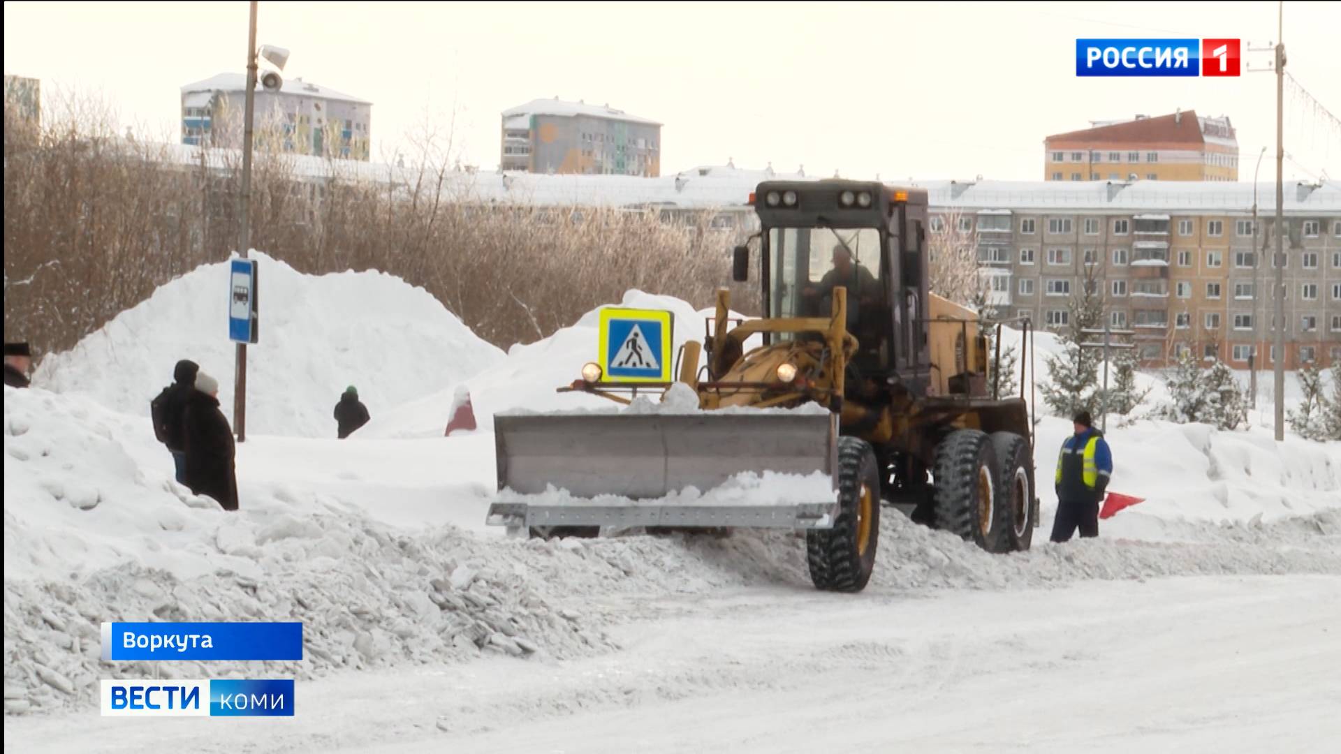 В Воркуте в самом разгаре идет расчистка дорог, тротуаров и дворов от снега