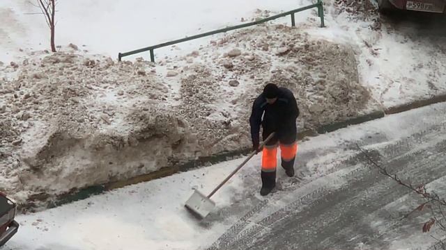 19.01.2019 Уборка снега после ночного снегопада на северо-востоке Москвы (1080p)