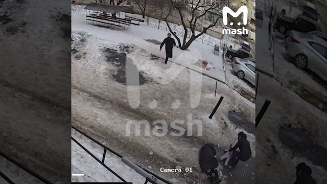 сосулька на бабушку с ребенком.mp4