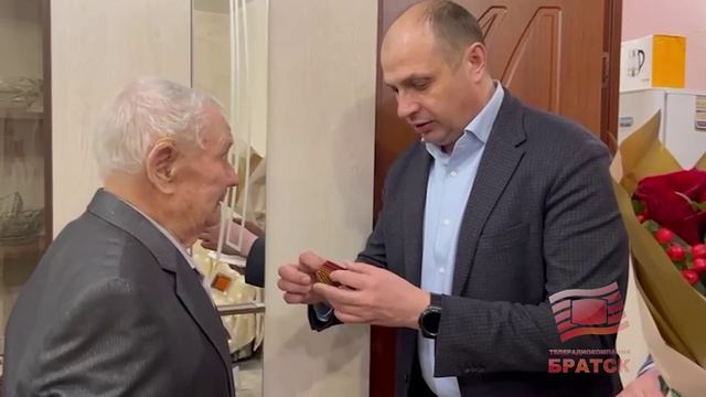 Александр Дубровин вручил медаль «80 лет Победы» братскому ветерану - Александру Евдокимову