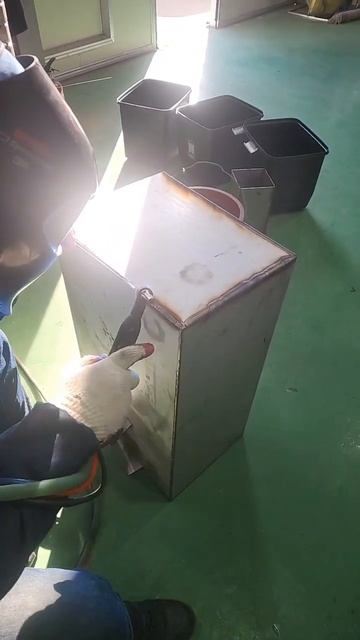 Русскоязычный студент обучается сварочному делу в школе сварки HANWELD