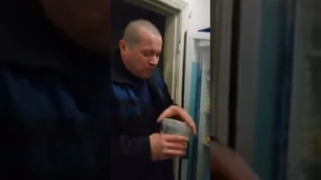 Любитель халявы. Ест супер острую аджику