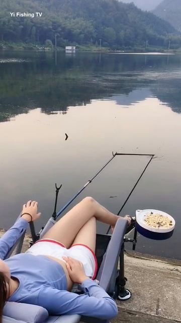 AMAZING FISHING 🔴 #fishing #I want to be popular, I need to bring a blanket @DOU+little assistant