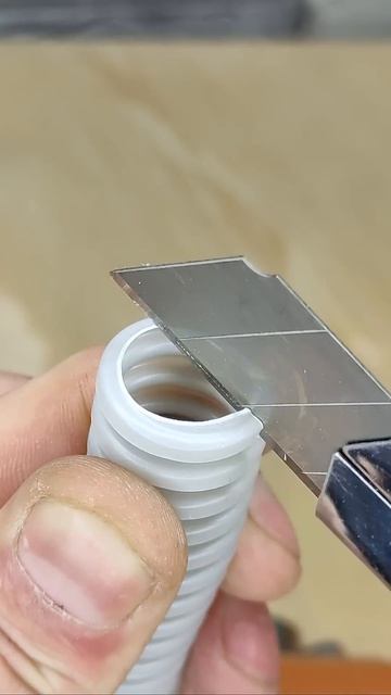 Секрет опытных электриков! Как можно легко и быстро соединить гофру без изоленты? #shorts