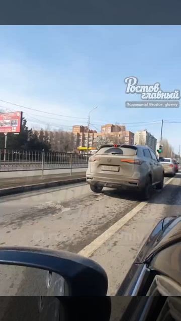 НА БОРДЮР: автомобиль влетел на бордюр по улице Космонавтов.