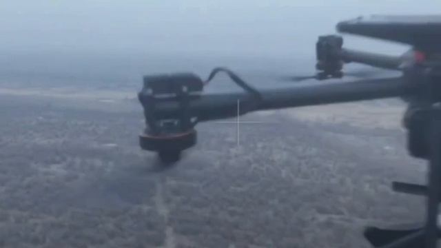 Русский fpv-дрон на оптоволокне поражает украинский дрон-бомбардировщик типа "Баба Яга".