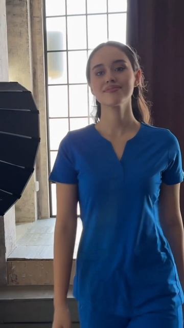 Женский медицинский костюм HE2400ROYAL "Healing Hands Onyx ALEXA Women's Notch Neck Scrub in Royal"