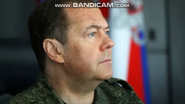 Медведев ответил Макрону на заявления об угрозе со стороны России