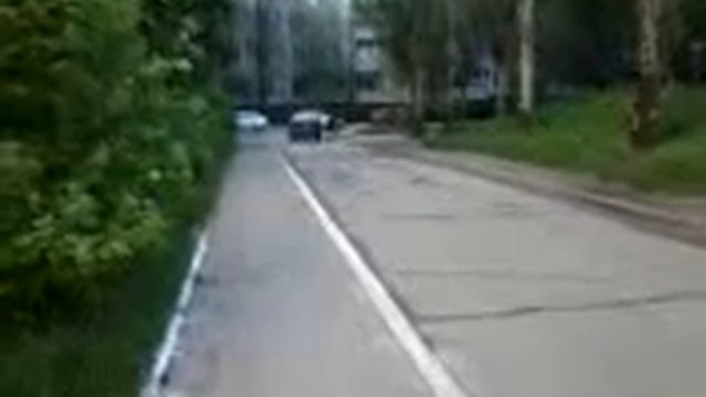 Роликовые коньки. Катается мальчик.