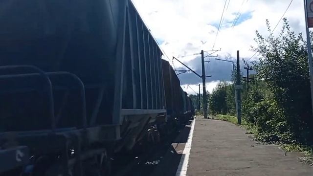 Электровоз ВЛ10У-1001 с грузовым составом